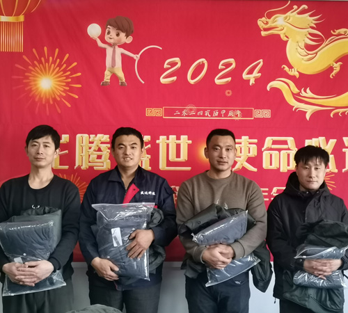 盛達(dá)科技冬季關(guān)懷：發(fā)放勞動(dòng)保護(hù)用品與組織聚餐活動(dòng)的雙重溫暖